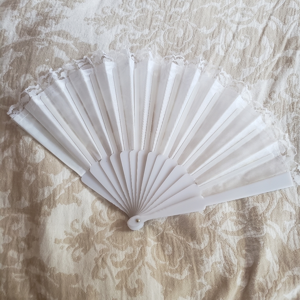 Folding hand fan